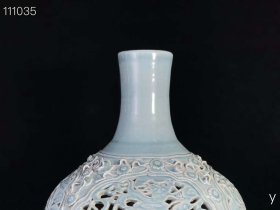 385_青釉雕刻镂空龙凤天球瓶，纯手工胎，器形优美，造型周正挺拔，品相完整。