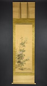 名家，野口小蕙《菊雀图》，野口小蘋之女，小室翠云之妻，绢本骨质轴头，画芯尺寸119*42，整体200*54
野口小蕙，南画家。東京生。母は南画家の野口小蘋。名は郁子。幼少の頃から母について詩画を学び家風を嗣ぎ、日本美術協会日本画会の会員となる。帝室御用品となること数回、画家として名声を馳せた。小室翠雲と結婚したが離別し、関東大震災以後は兵庫県西宮市に移居した。昭和20年(1945)歿、68才。