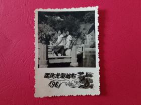 黑白照片：重庆北泉公园留影 2个姑娘 60年代