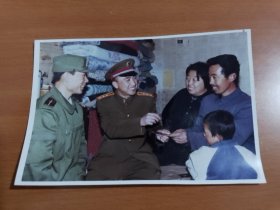 老照片:六连连长丑国义代表与全体官兵将500多元的捐款送到刘强的家中