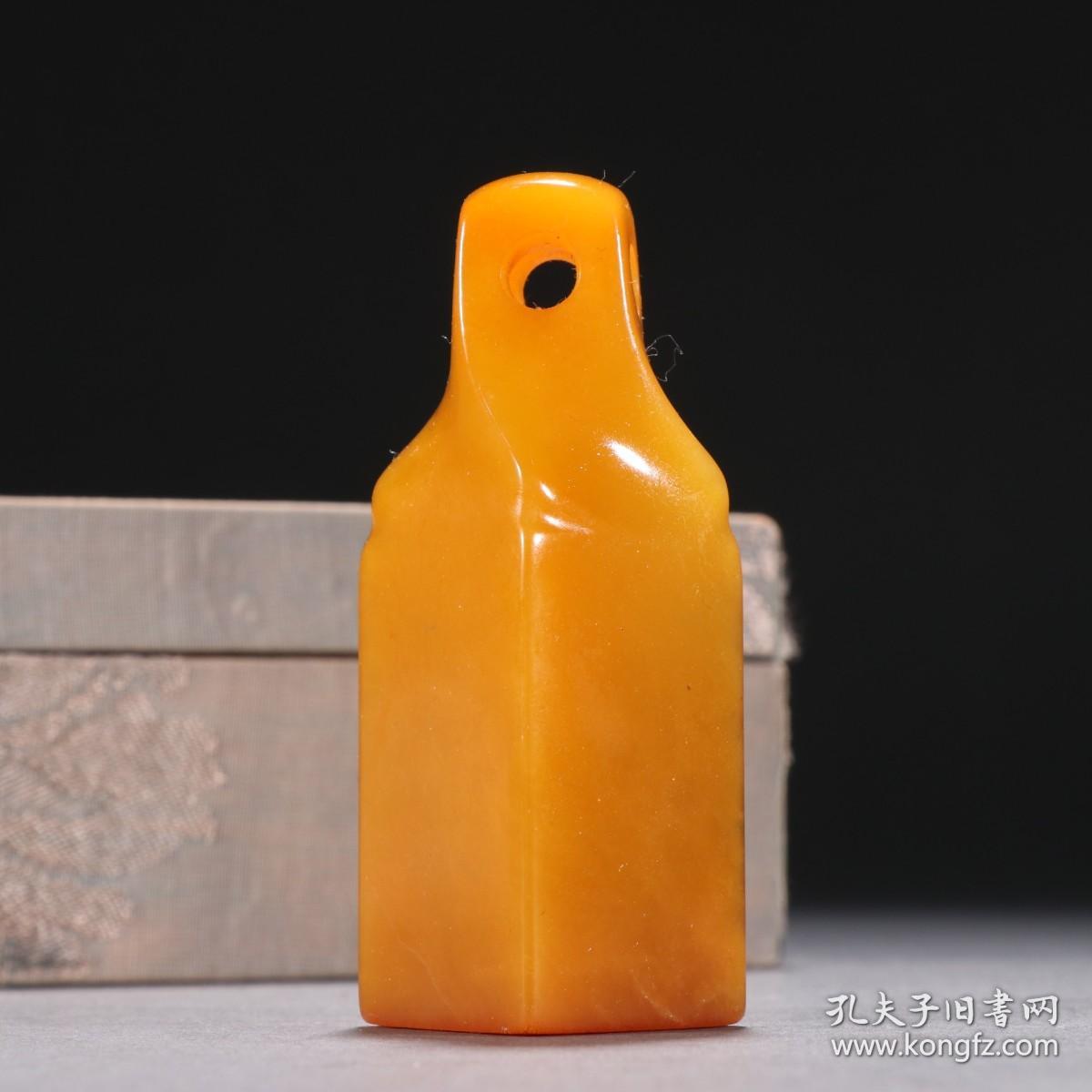 白石款 田黄石瓜虫纹印章。