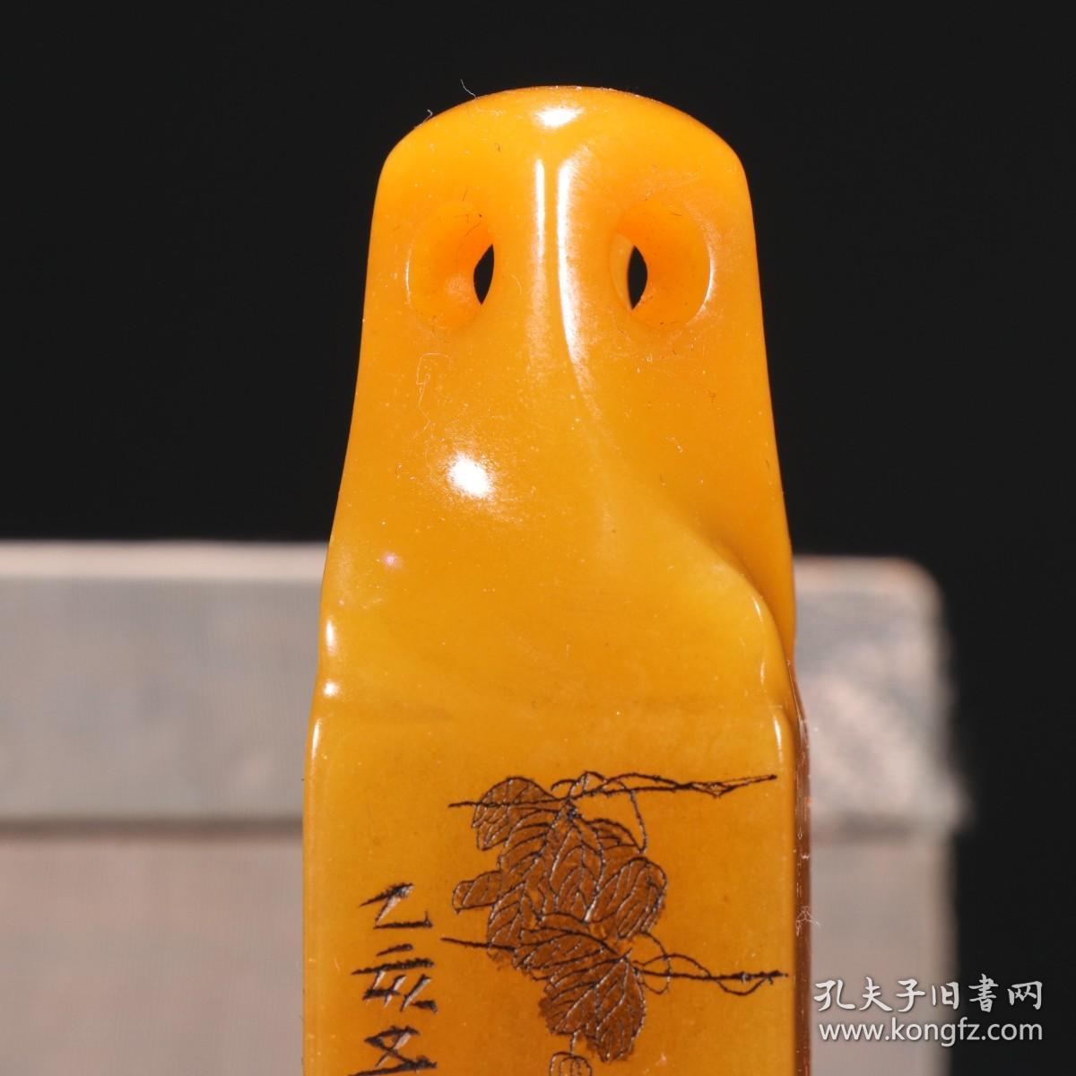 白石款 田黄石瓜虫纹印章。