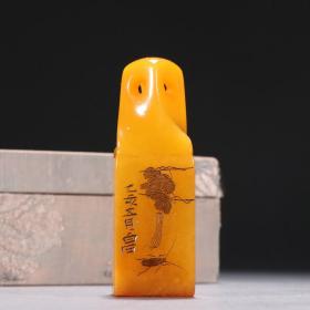 白石款 田黄石瓜虫纹印章。