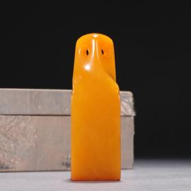 白石款 田黄石瓜虫纹印章。