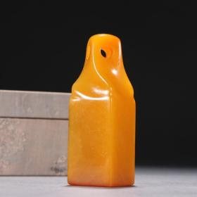 白石款 田黄石瓜虫纹印章。