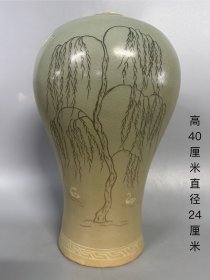 青瓷翠柳图瓶子