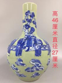 豆青釉 青花人物天球瓶  高46厘米直径27厘米