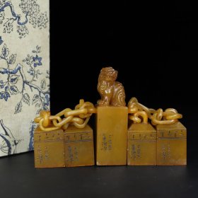 珍藏田黄石五链印章一套，印章尺寸约：3×3×5.5厘米，瑞兽印章尺寸为：3.1×3.1×10厘米，净重590克