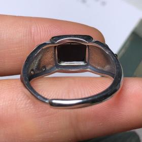 回流老料一眼天珠镶嵌925银戒指
尺寸：内径20毫米 宽11毫米