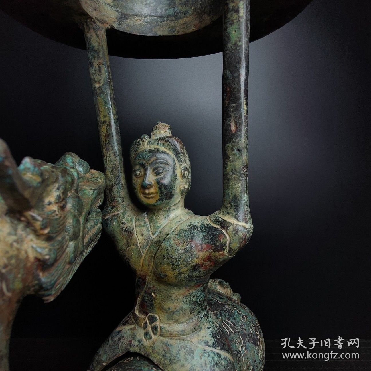 铜——铭文龙马人灯—— 高:42厘米——宽:29厘米—— 重:3.7公斤——