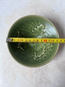 吉州绿瓷器碗
口径13.5cm
高度4.5cm