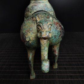 铜——铭文龙马人灯—— 高:42厘米——宽:29厘米—— 重:3.7公斤——