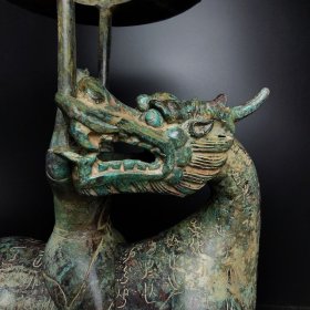 铜——铭文龙马人灯—— 高:42厘米——宽:29厘米—— 重:3.7公斤——