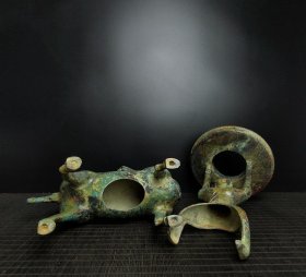 铜——铭文龙马人灯—— 高:42厘米——宽:29厘米—— 重:3.7公斤——