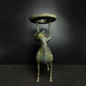 铜——铭文龙马人灯—— 高:42厘米——宽:29厘米—— 重:3.7公斤——