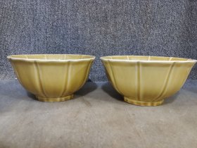 大明黄釉瓷器碗一对
口径22cm
高度11cm