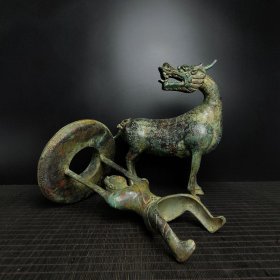 铜——铭文龙马人灯—— 高:42厘米——宽:29厘米—— 重:3.7公斤——