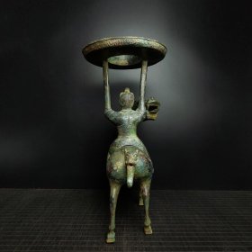 铜——铭文龙马人灯—— 高:42厘米——宽:29厘米—— 重:3.7公斤——