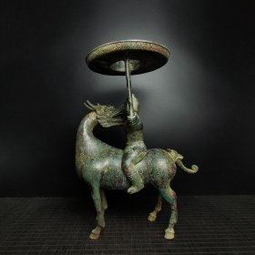 铜——铭文龙马人灯—— 高:42厘米——宽:29厘米—— 重:3.7公斤——