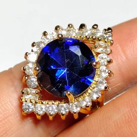 老凤祥蓝宝石戒指一枚。
