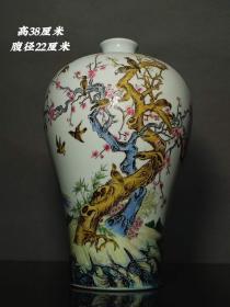 大清雍正粉彩花鸟梅瓶，画工精细，器型优美，品相完整，成色如图。