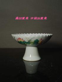 大清雍正粉彩荷花高脚碗，画工精细，器型优美，磨损自然，品相完整，成色如图。