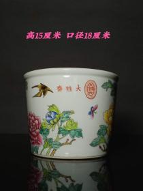 大清永庆长春大雅斋花鸟笔筒，工艺精美，釉面肥润，发色纯正，品相一流