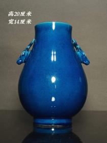 大清雍正开片蓝釉鹿头尊瓶，画工精细，器型优美，品相完整，成色如图。