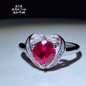 950镶嵌红宝石戒指。
