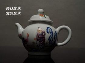 大清乾隆粉彩人物文字茶壶，画工精细，器型优美，胎质细腻，品相完整，成色如图。