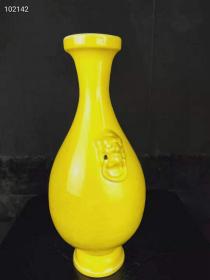 大明宣德年制鸡黄釉挂耳瓶。
