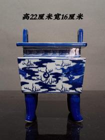 大清康熙年制双龙戏珠四足香炉一个，发色纯正，器型工整，品相如图