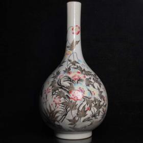 大清雍正粉彩描金花卉长颈瓶，画工精美，保存完整，磨损自然，品相如图！高度34㎝ 腹径18㎝