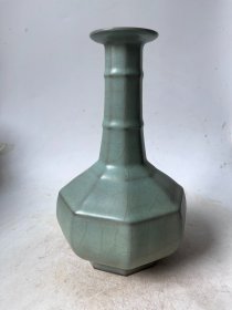 龙泉官窑棒子瓶
口径13cm
高度24cm