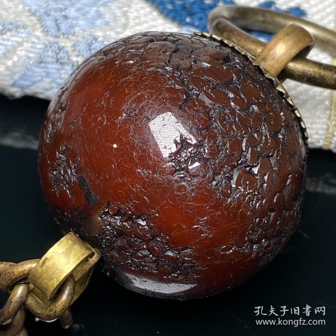乡下偶遇老者珍藏老玛瑙门球镶嵌纯铜
尺寸约：最大直径38毫米