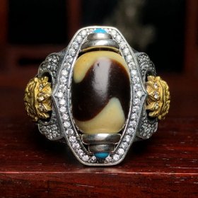 虎牙天珠古法包银戒指
尺寸：高36毫米、内经21毫米、口可调
重量：16.1克