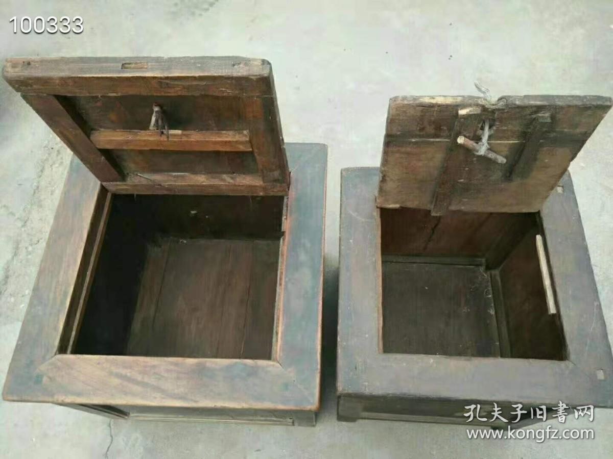 10_拆迁偶得清代榆木老钱柜一对，全品保存完好，皮克老辣，包浆浓厚，正常使用，漂亮精致，大尺寸56×56×55    小尺寸48×48×54    收藏使用价值非常好，全部保真包老，品相如图！