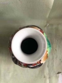 74_大清乾隆矾红釉高浮雕瓷塑葫芦瓶一对，荷花锦鲤，阖家幸福年年有余，古人美好的愿望，寓意深远，色彩斑斓靓丽，做工极为精致，复杂精细，精美灵动大气高贵，官窑，十分罕见，保存完好，包老到代，大开门老货！1