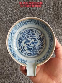 12_明代 青花双凤纹浴瓢，古韵悠然。长15厘米，高4厘米 。瓷身洁白，青花绘就双凤图案，凤姿灵动，羽翼飘逸，辅以缠枝纹饰环绕，笔触流畅自然。历经时光雕琢，虽有岁月痕迹，却更添古朴韵味，静静诉说着明代制瓷工艺的精湛与辉煌。1_08IClG
