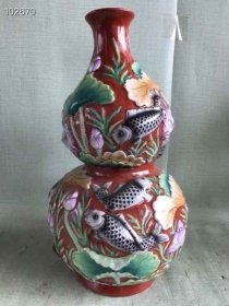 74_大清乾隆矾红釉高浮雕瓷塑葫芦瓶一对，荷花锦鲤，阖家幸福年年有余，古人美好的愿望，寓意深远，色彩斑斓靓丽，做工极为精致，复杂精细，精美灵动大气高贵，官窑，十分罕见，保存完好，包老到代，大开门老货！1