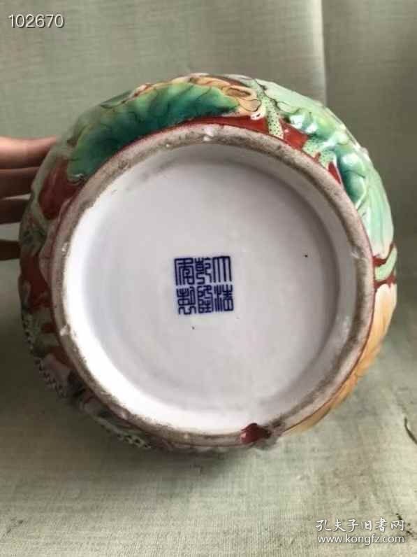 74_大清乾隆矾红釉高浮雕瓷塑葫芦瓶一对，荷花锦鲤，阖家幸福年年有余，古人美好的愿望，寓意深远，色彩斑斓靓丽，做工极为精致，复杂精细，精美灵动大气高贵，官窑，十分罕见，保存完好，包老到代，大开门老货！1