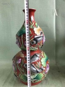 74_大清乾隆矾红釉高浮雕瓷塑葫芦瓶一对，荷花锦鲤，阖家幸福年年有余，古人美好的愿望，寓意深远，色彩斑斓靓丽，做工极为精致，复杂精细，精美灵动大气高贵，官窑，十分罕见，保存完好，包老到代，大开门老货！1