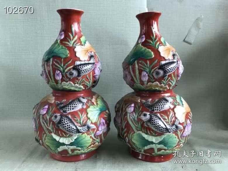 74_大清乾隆矾红釉高浮雕瓷塑葫芦瓶一对，荷花锦鲤，阖家幸福年年有余，古人美好的愿望，寓意深远，色彩斑斓靓丽，做工极为精致，复杂精细，精美灵动大气高贵，官窑，十分罕见，保存完好，包老到代，大开门老货！1