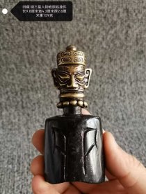 1_旧藏 铜三星人物嵌陨铁挂件，精巧工艺融合神秘材质。独特造型，仿若穿越时光而来，带着古老的故事。长9.8厘米、宽4.3厘米、厚2.8厘米，重159克 ，每一处细节都诉说着往昔，是收藏爱好者不容错过的古韵遗珍。1_y6L2IP