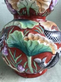 74_大清乾隆矾红釉高浮雕瓷塑葫芦瓶一对，荷花锦鲤，阖家幸福年年有余，古人美好的愿望，寓意深远，色彩斑斓靓丽，做工极为精致，复杂精细，精美灵动大气高贵，官窑，十分罕见，保存完好，包老到代，大开门老货！1