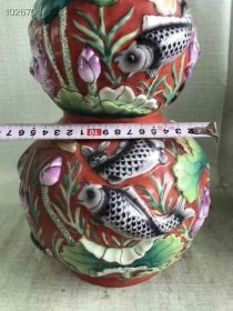 74_大清乾隆矾红釉高浮雕瓷塑葫芦瓶一对，荷花锦鲤，阖家幸福年年有余，古人美好的愿望，寓意深远，色彩斑斓靓丽，做工极为精致，复杂精细，精美灵动大气高贵，官窑，十分罕见，保存完好，包老到代，大开门老货！1