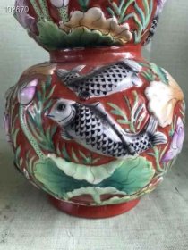 74_大清乾隆矾红釉高浮雕瓷塑葫芦瓶一对，荷花锦鲤，阖家幸福年年有余，古人美好的愿望，寓意深远，色彩斑斓靓丽，做工极为精致，复杂精细，精美灵动大气高贵，官窑，十分罕见，保存完好，包老到代，大开门老货！1