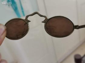 71_清代带盒老白铜框平光茶色水晶石眼镜一副，镜片有石绵线，品相完好如图