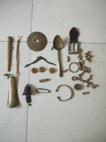 铜器  鞋拔子，勺子、剑柄、老铜柜子锁扣，配件等（大小43件合售）