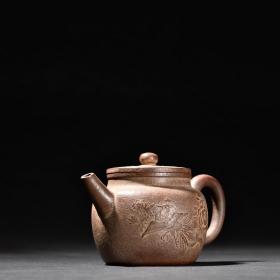 旧藏“华香国宝”款紫砂老料国色天香茶壶。